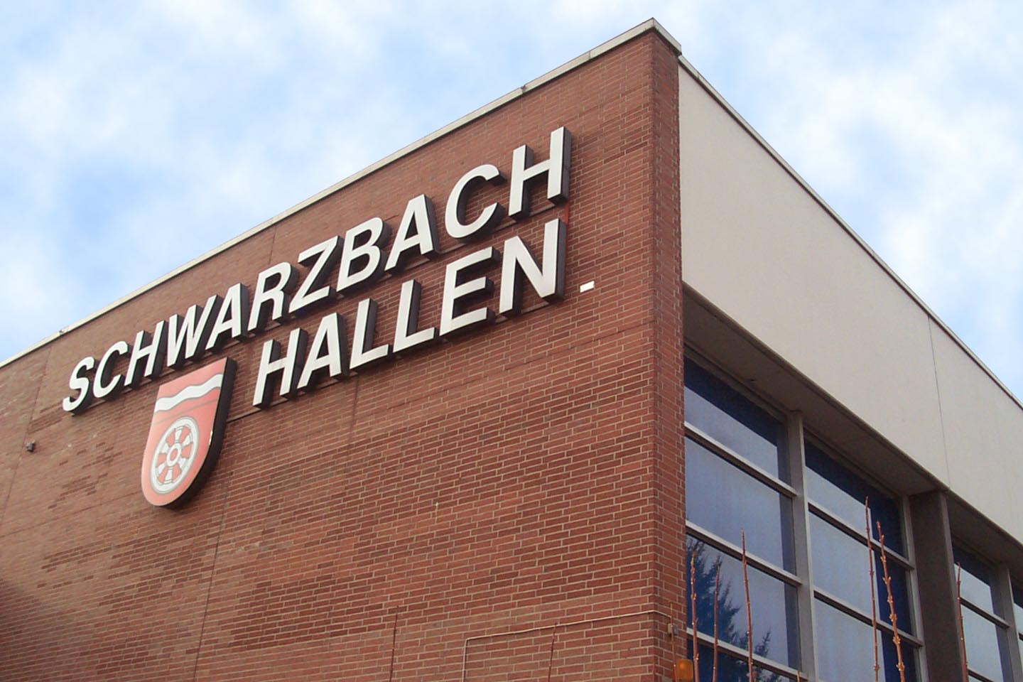 Außenansicht der Schwazbachhalle (Schriftzug)